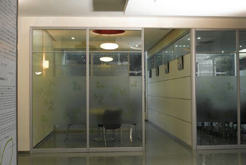 浙江玻璃隔断-你知道办公室装修用什么隔断