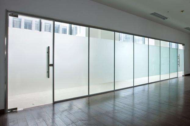浙江玻璃隔断-玻璃隔断在办公室的空间优点