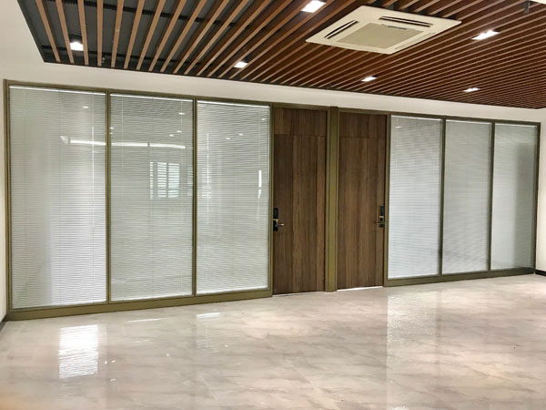 办公场所为什么选择双玻百叶隔断